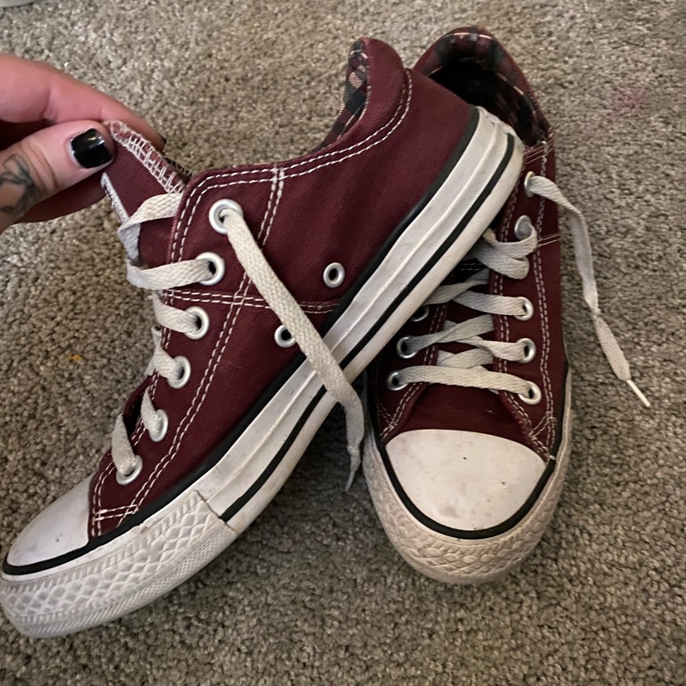 Burgundy converse - Picture 2 of 3